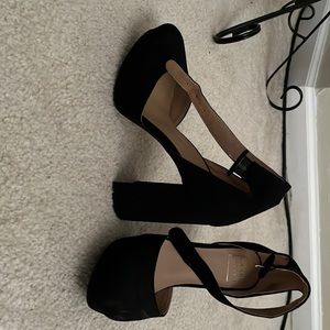 Size 7 closed toe heel